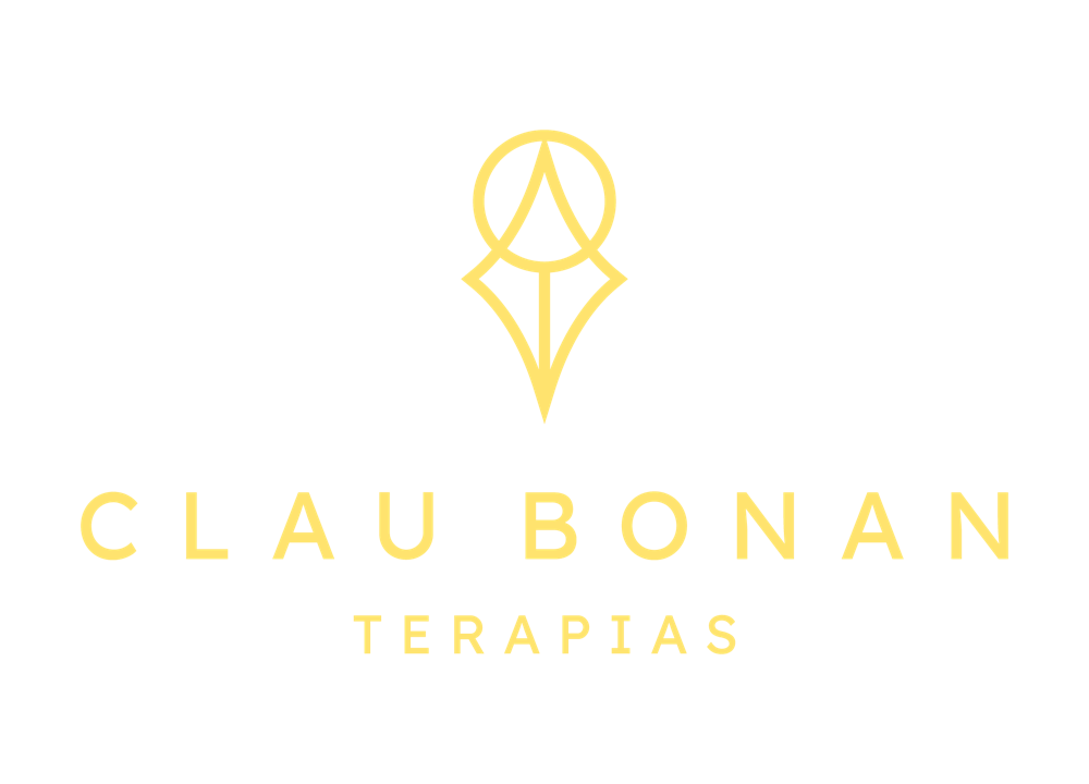 Logotipo Clau Bonan em amarelo sobre céu